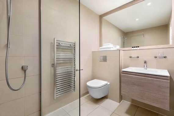 Lodge bathroom with shower at Duchally Hotel & Country Estate