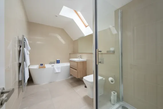 Wyndham Duchally Superior 2 bedroom lodge bathroom with bathtub