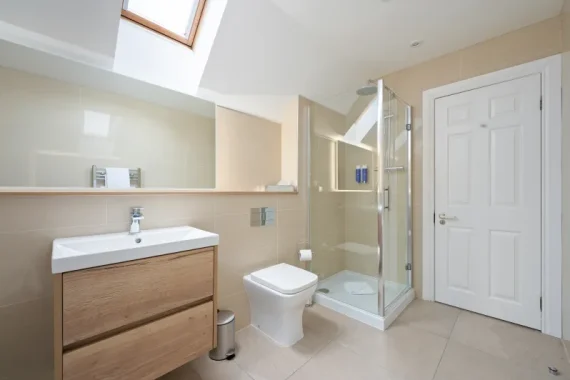 Wyndham Duchally Superior 2 bedroom lodge bathroom with shower